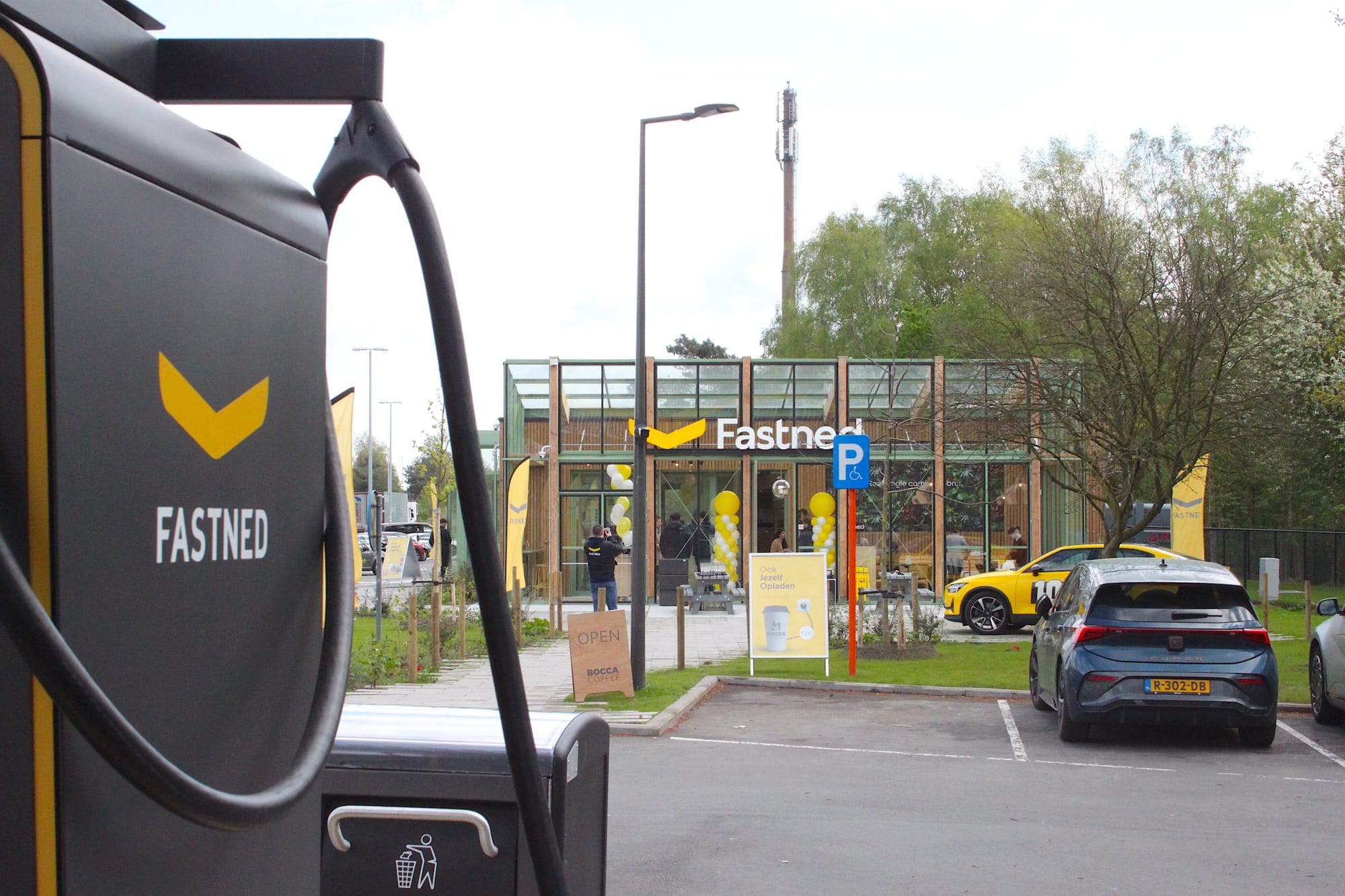 Fastned открывает первый магазин на станции быстрой зарядки электромобилей (Бельгия)Открытие первого магазина – это следующий шаг в развитии Fastned, который делает процесс зарядки электромобилей еще более приятным