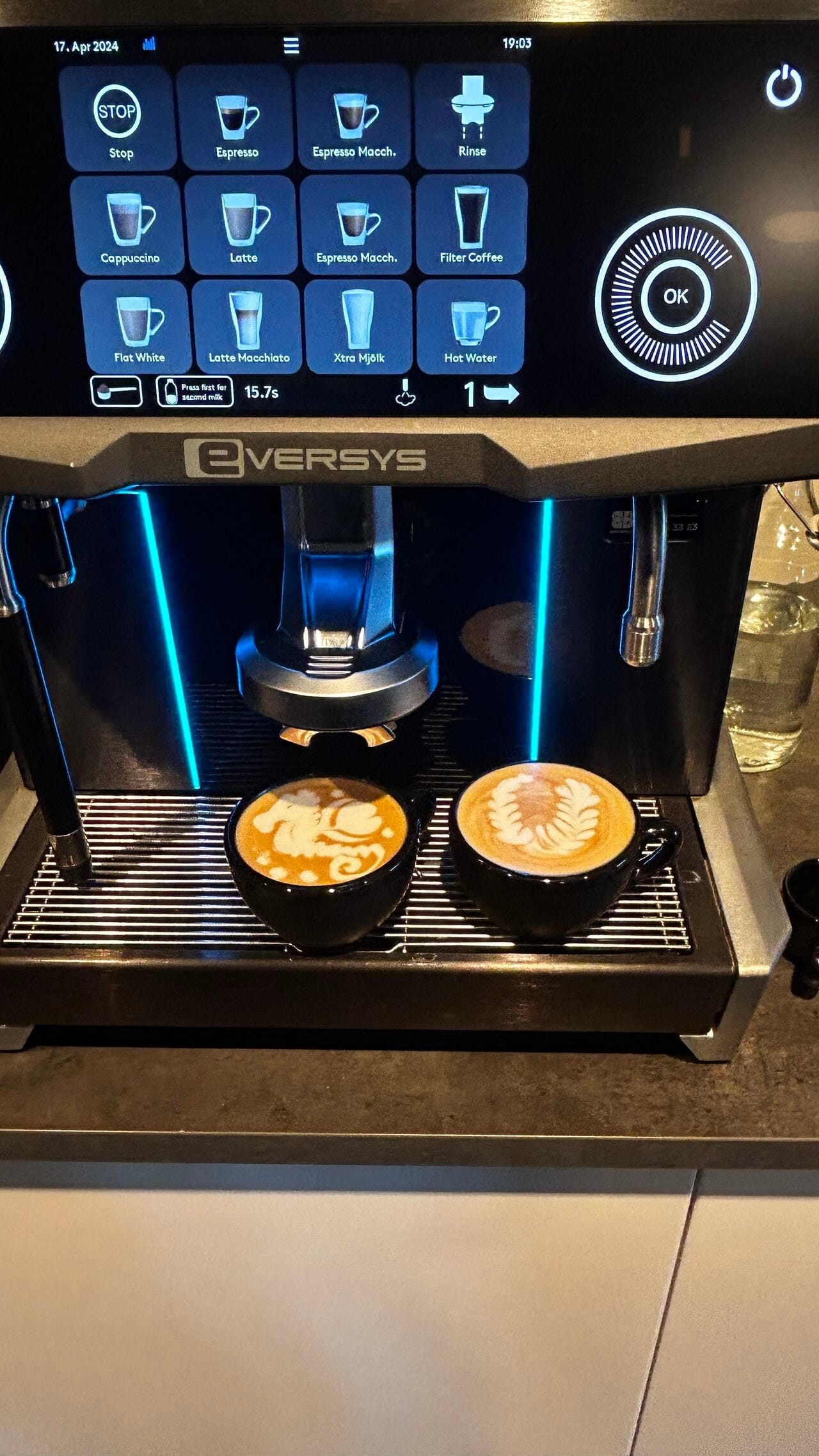 Eversys – это единственная кофемашина, которой удалось объединить два мира: традиционные кофемашины с бариста и суперавтомат