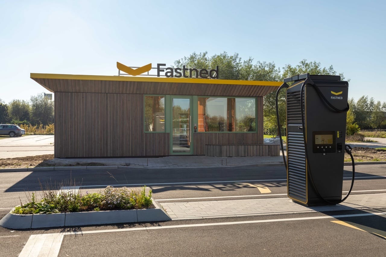 Fastned открыла свой первый автономный магазин на станции быстрой зарядки для электромобилей в Кнокке-Хейст (Бельгия)